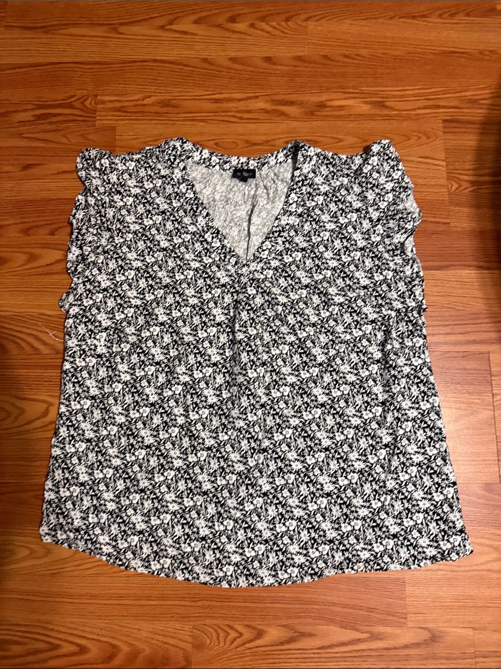 Jones New York Black and White Floral V-Neck Blouse